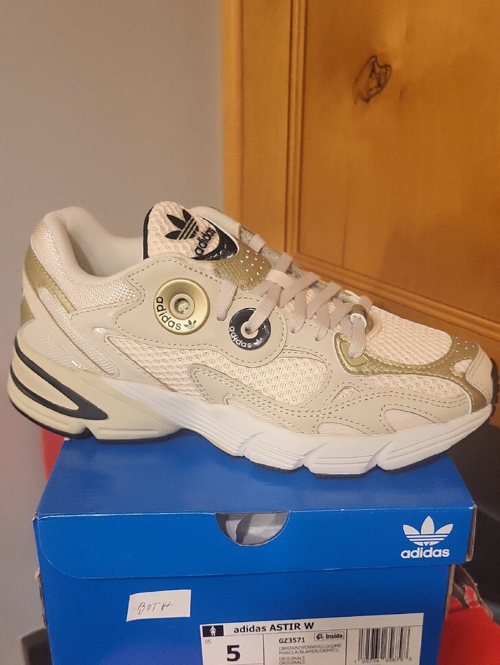 adidas Astir W Cbrown Wonwhi Lggome Women's US Medium. Brand New Inbox.